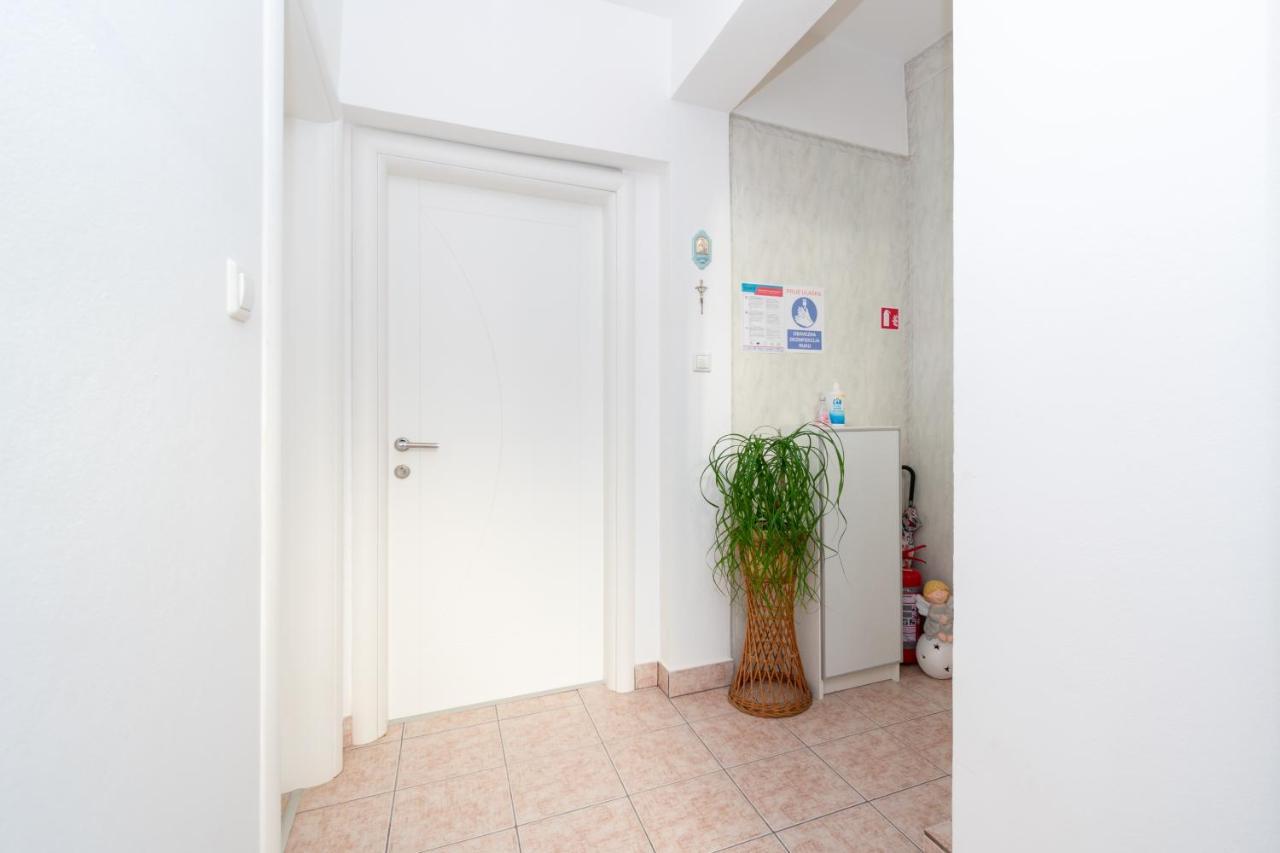 Apartments By The Sea Mandre, Pag - 4093 科兰 外观 照片