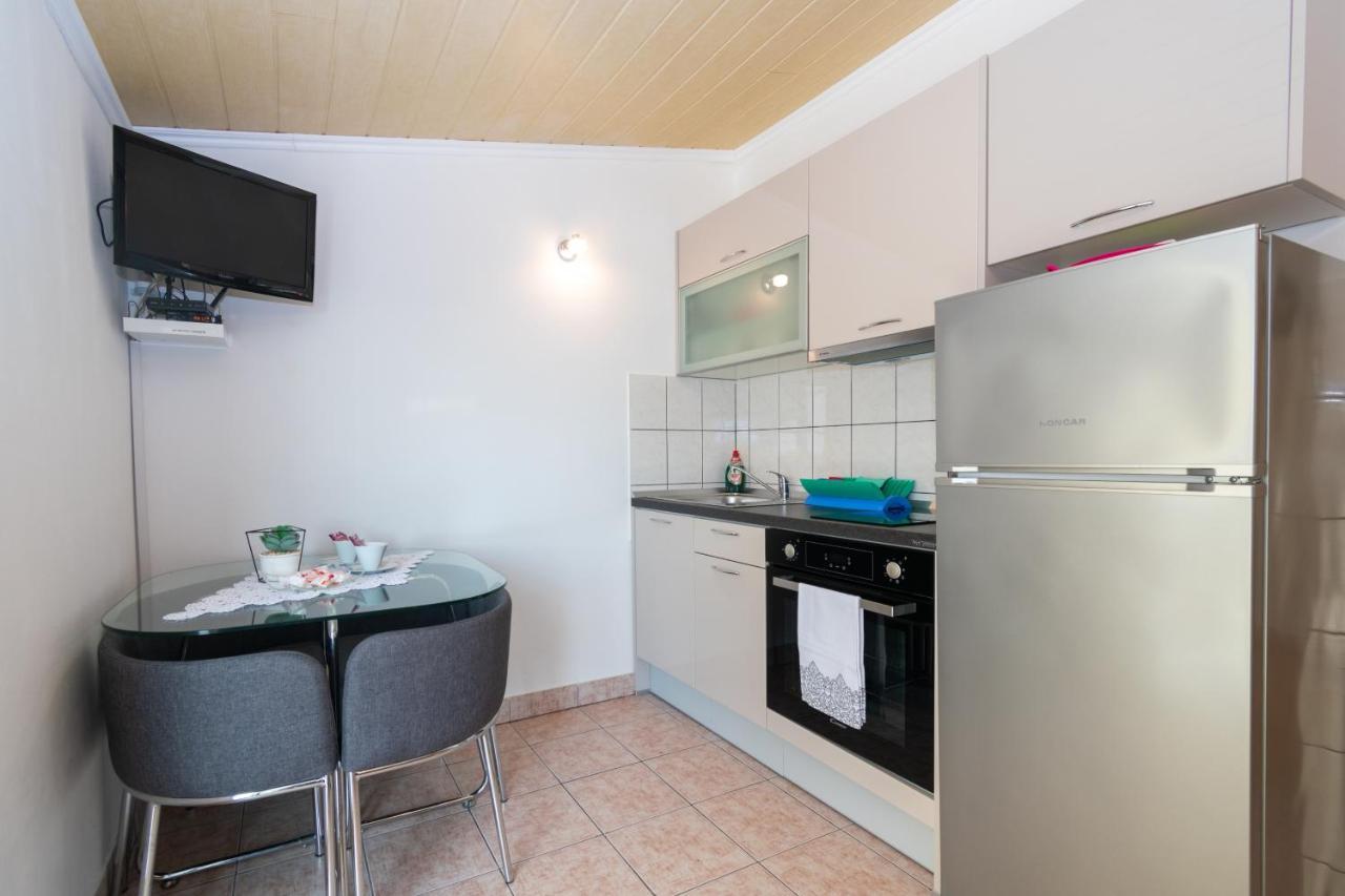 Apartments By The Sea Mandre, Pag - 4093 科兰 外观 照片
